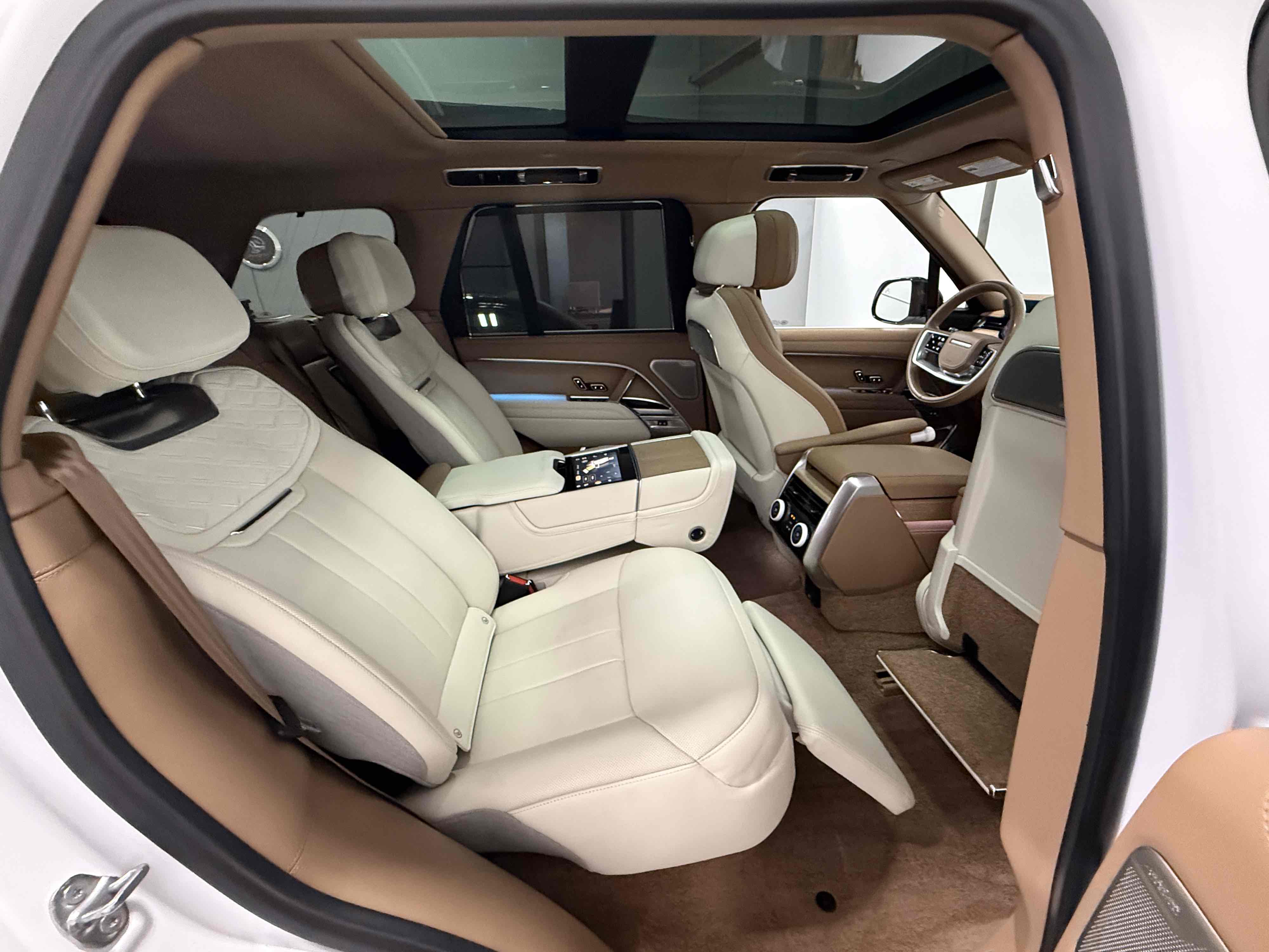 2024 Land Rover Range Rover SV - Photo 2