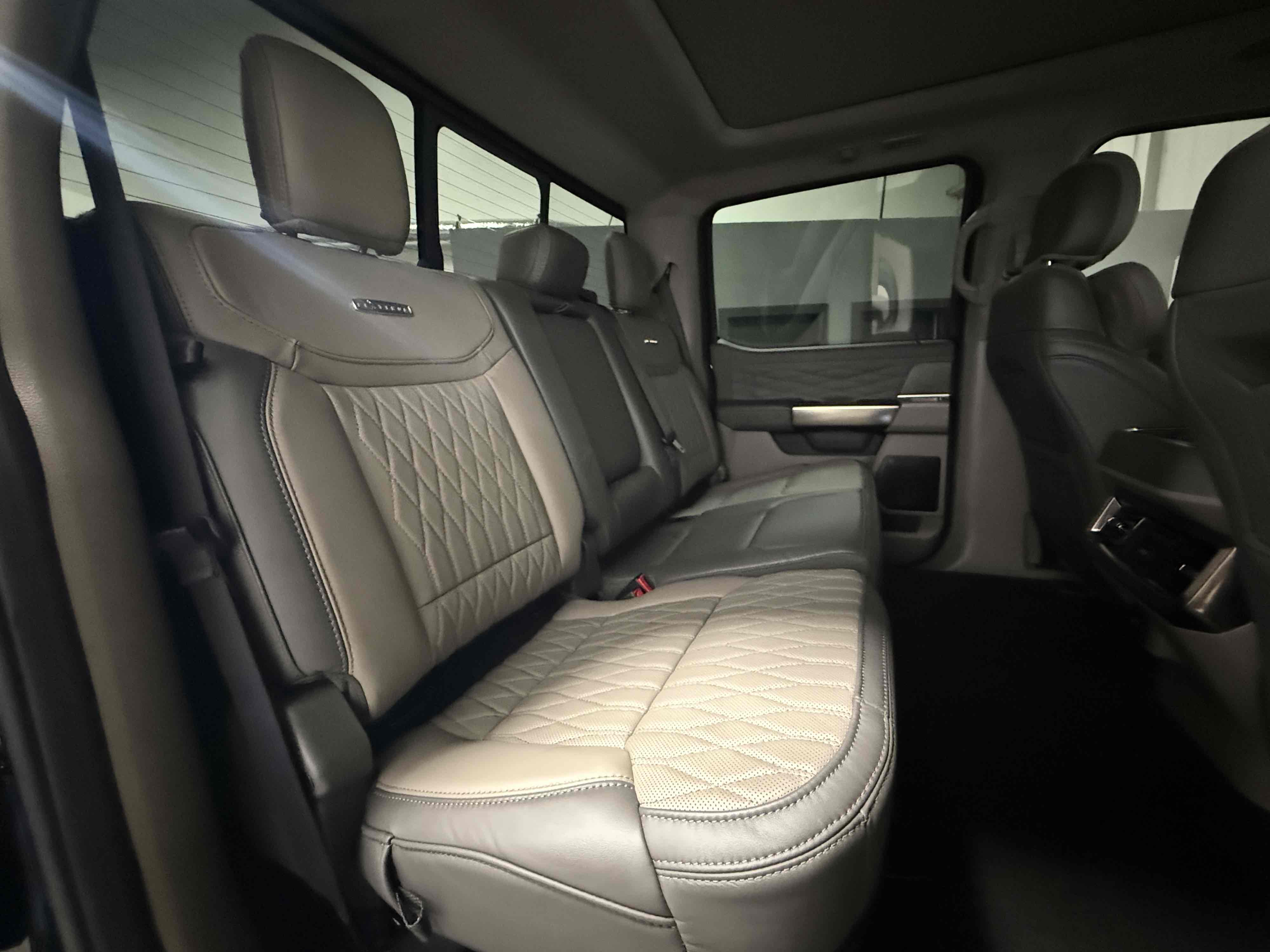 Photo 129 of this Ford Super Duty F-450 DRW