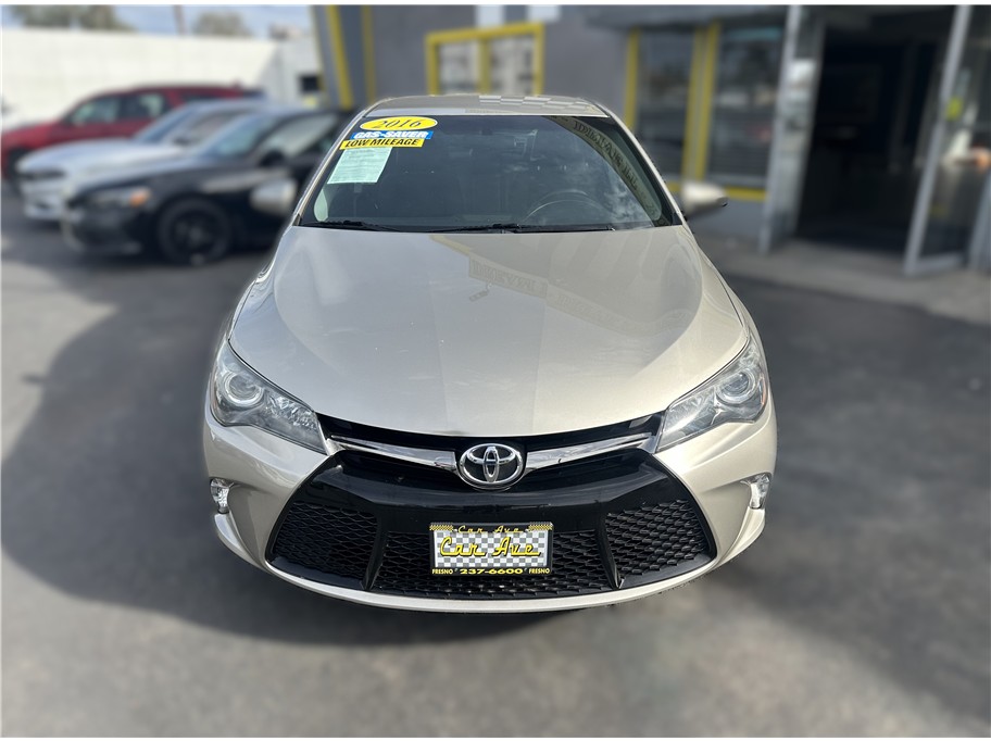 2016 Toyota Camry SE photo 2