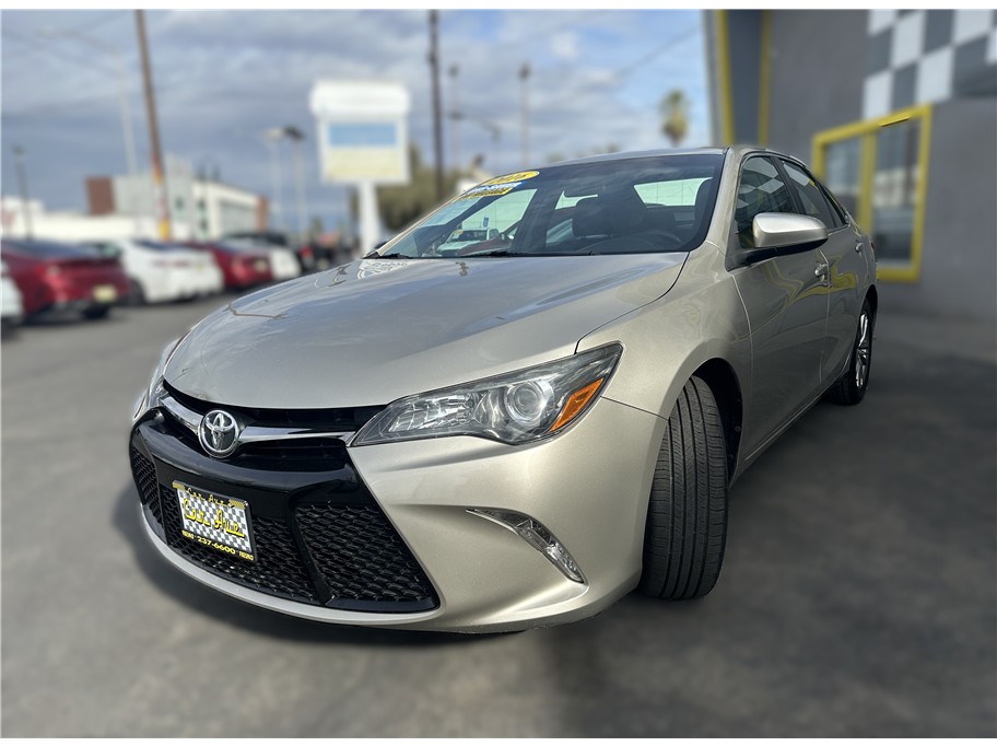 2016 Toyota Camry SE photo 3