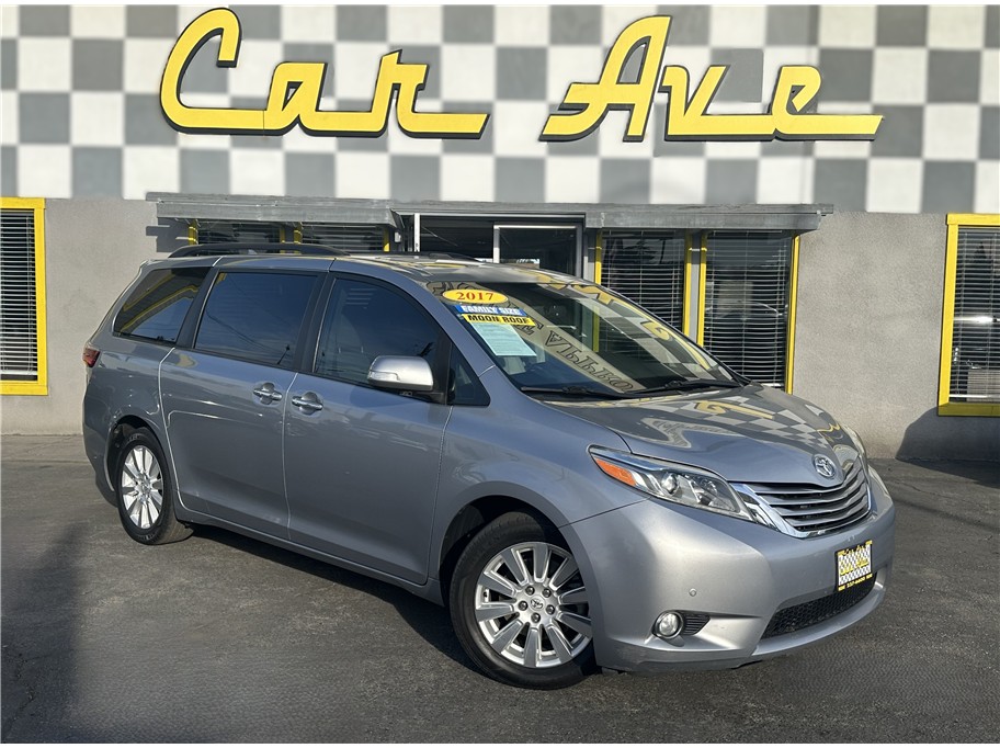 2017 Toyota Sienna Limited V6 7-Passenger's photo