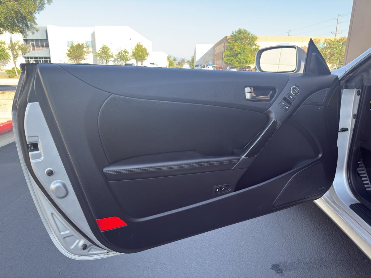 2014 Hyundai Genesis Coupe 3.8 Ultimate photo 14