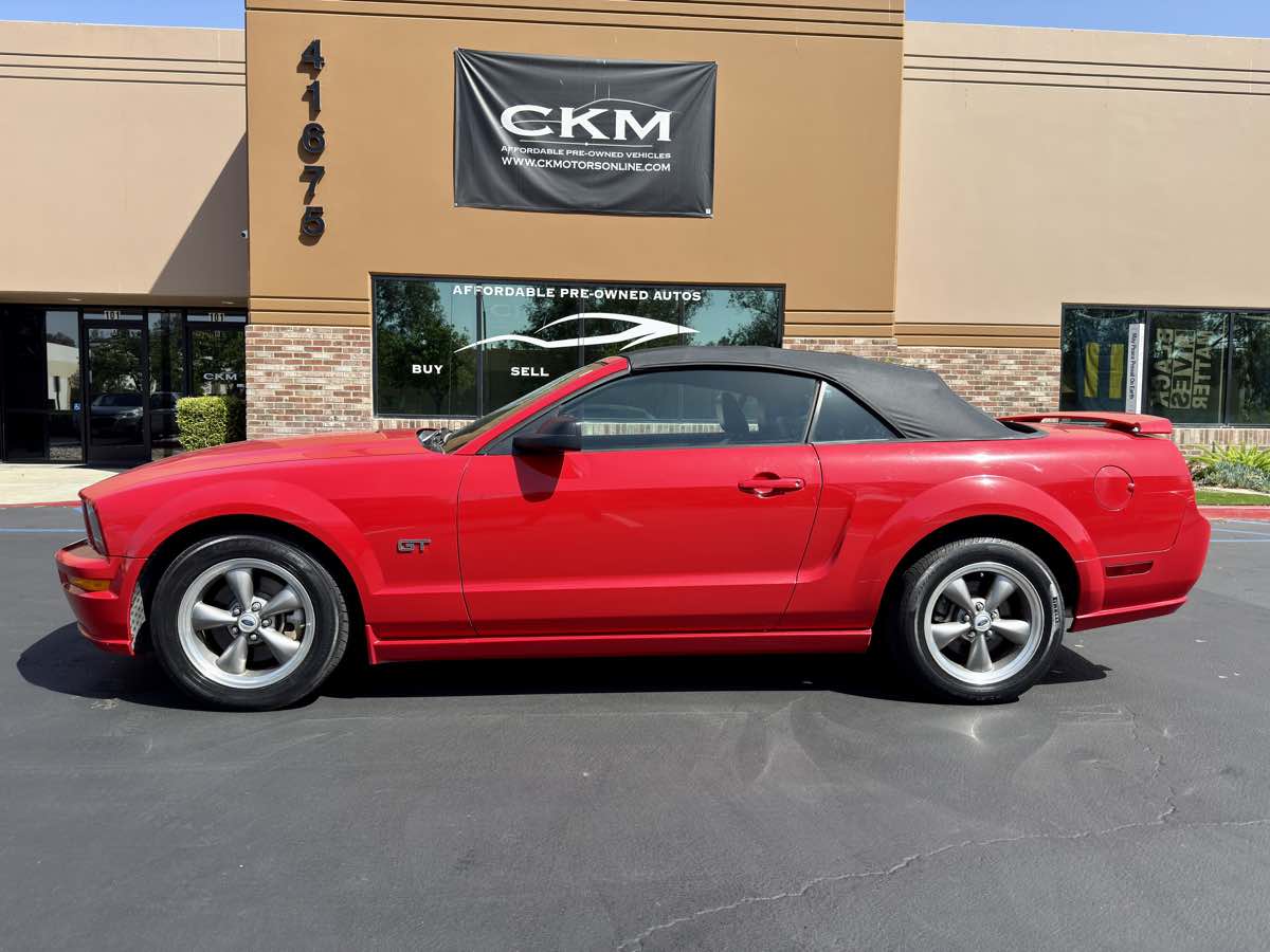 2005 Ford Mustang GT Deluxe photo 2