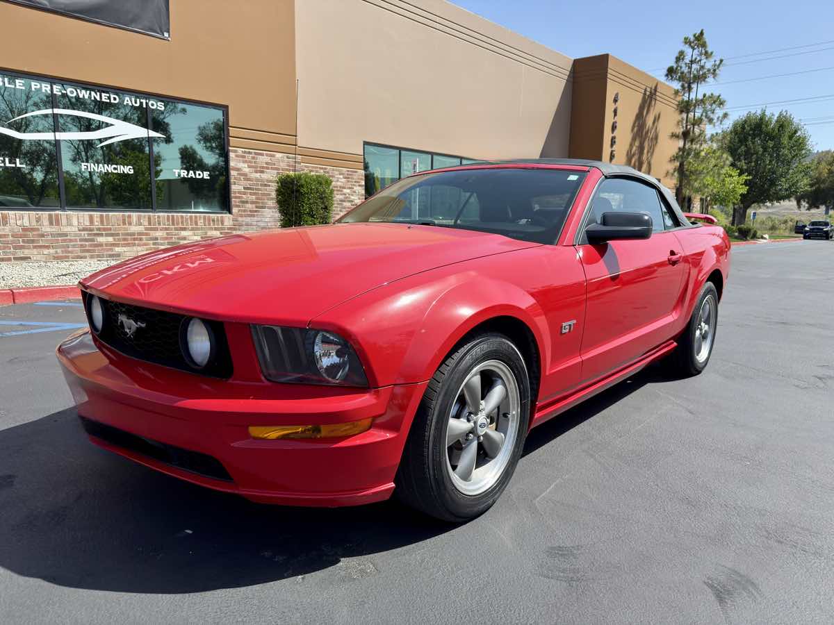 2005 Ford Mustang GT Deluxe photo 3