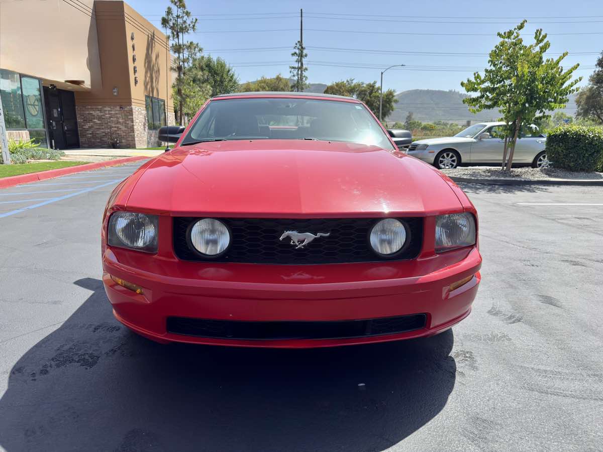 2005 Ford Mustang GT Deluxe photo 5