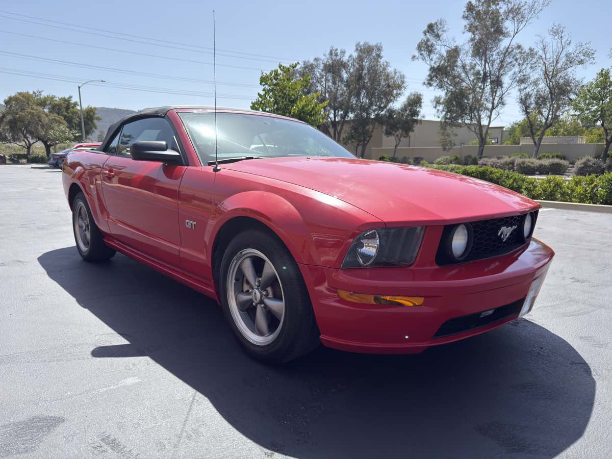 2005 Ford Mustang GT Deluxe photo 7