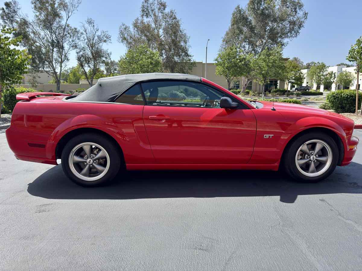 2005 Ford Mustang GT Deluxe photo 9