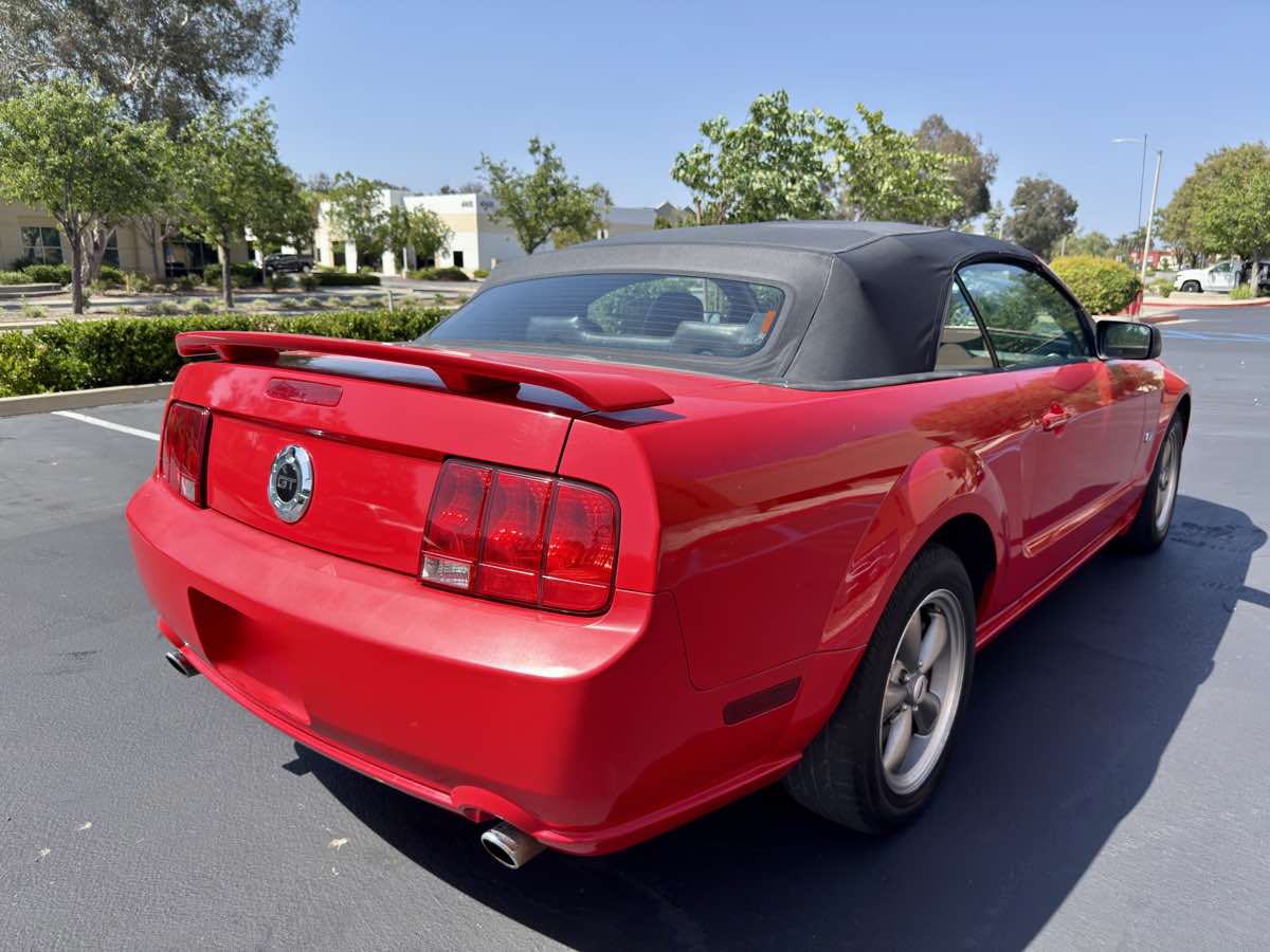 2005 Ford Mustang GT Deluxe photo 10