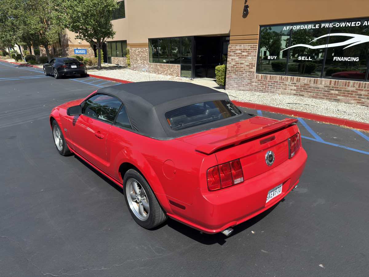 2005 Ford Mustang GT Deluxe photo 14
