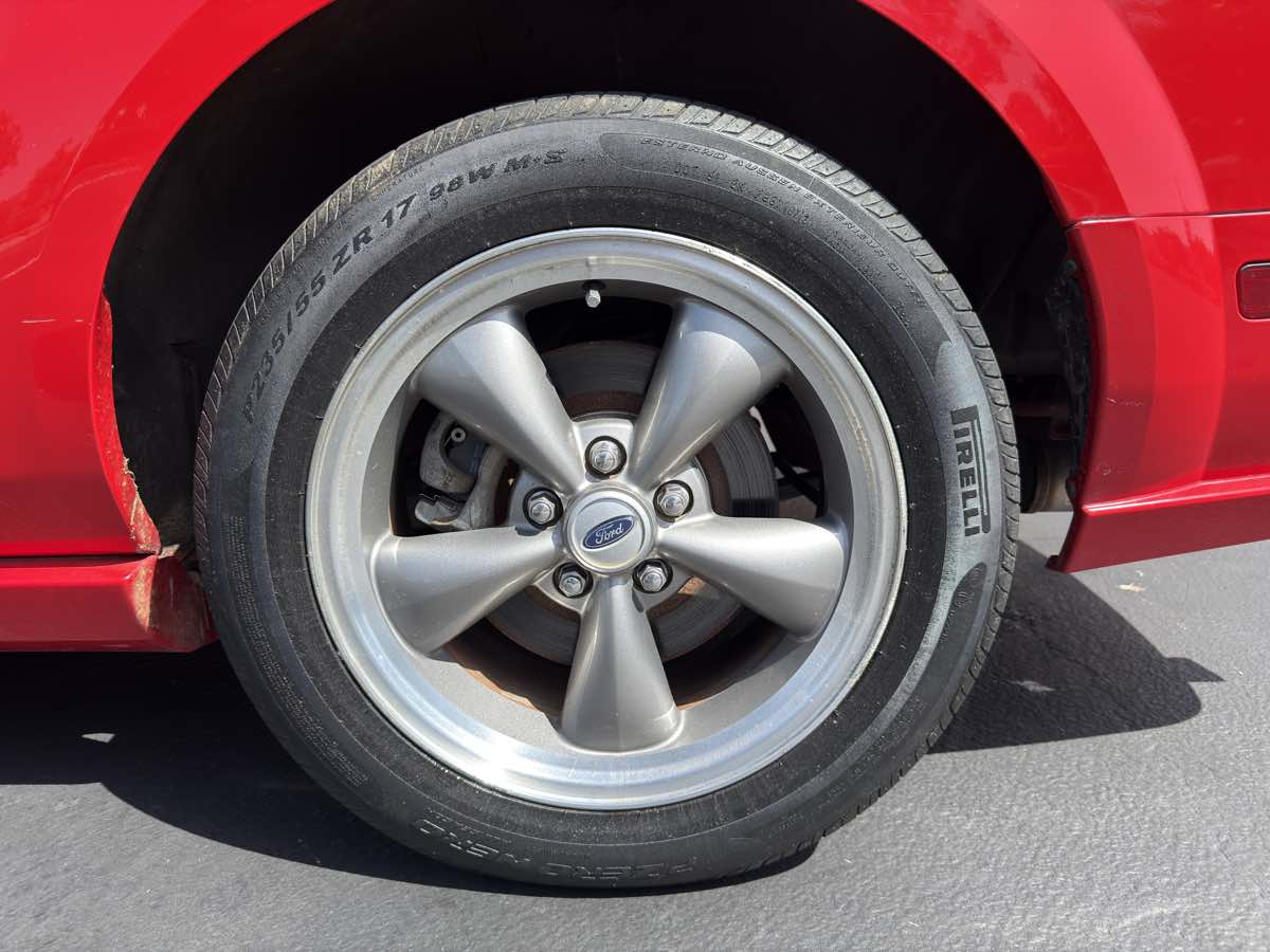2005 Ford Mustang GT Deluxe photo 16