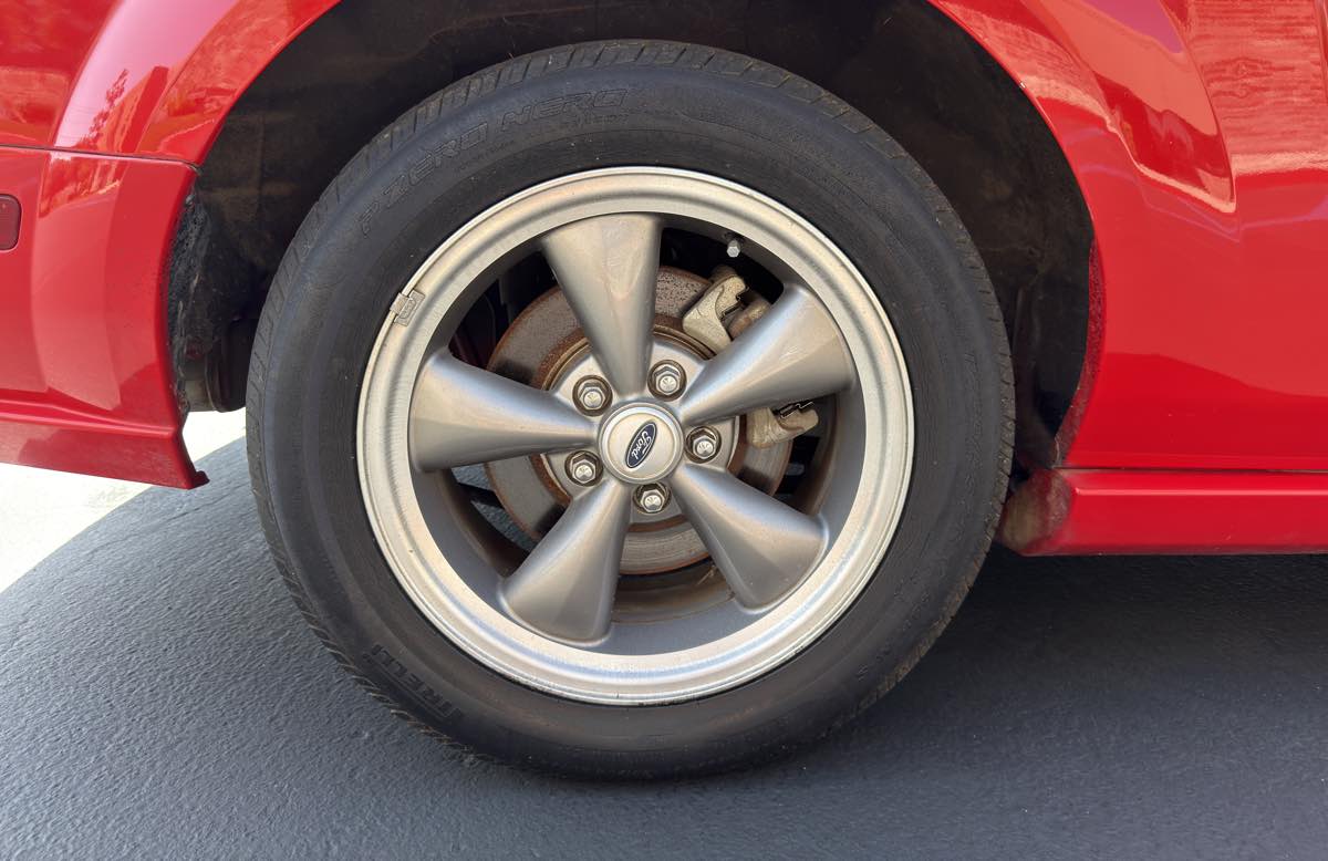 2005 Ford Mustang GT Deluxe photo 17