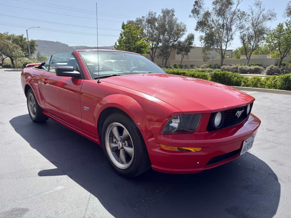 2005 Ford Mustang GT Deluxe photo 23