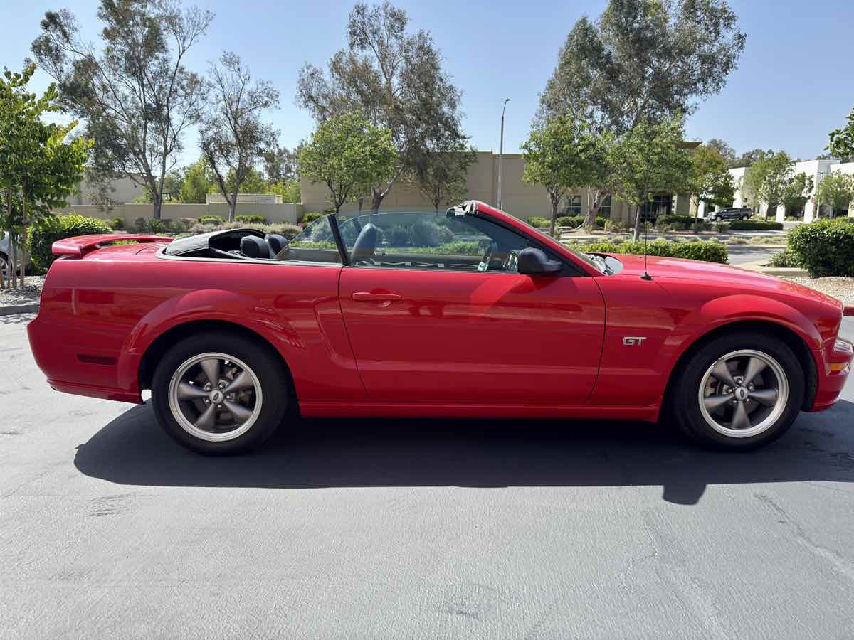 2005 Ford Mustang GT Deluxe photo 24