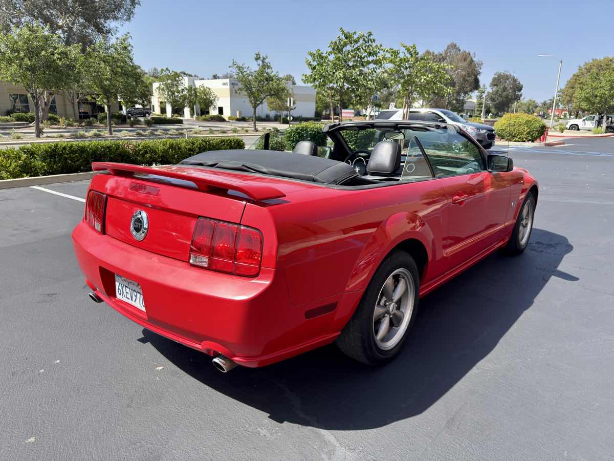 2005 Ford Mustang GT Deluxe photo 25
