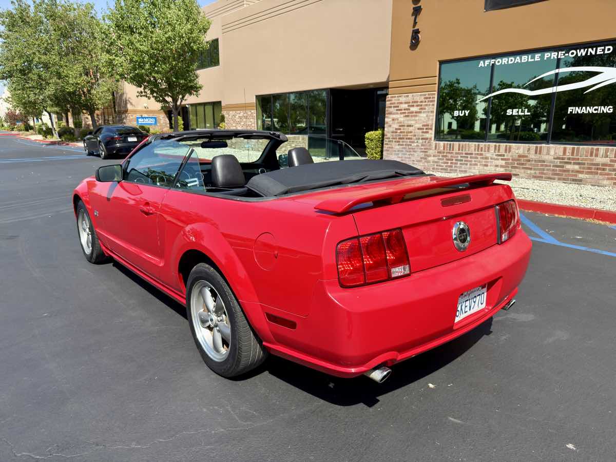 2005 Ford Mustang GT Deluxe photo 26