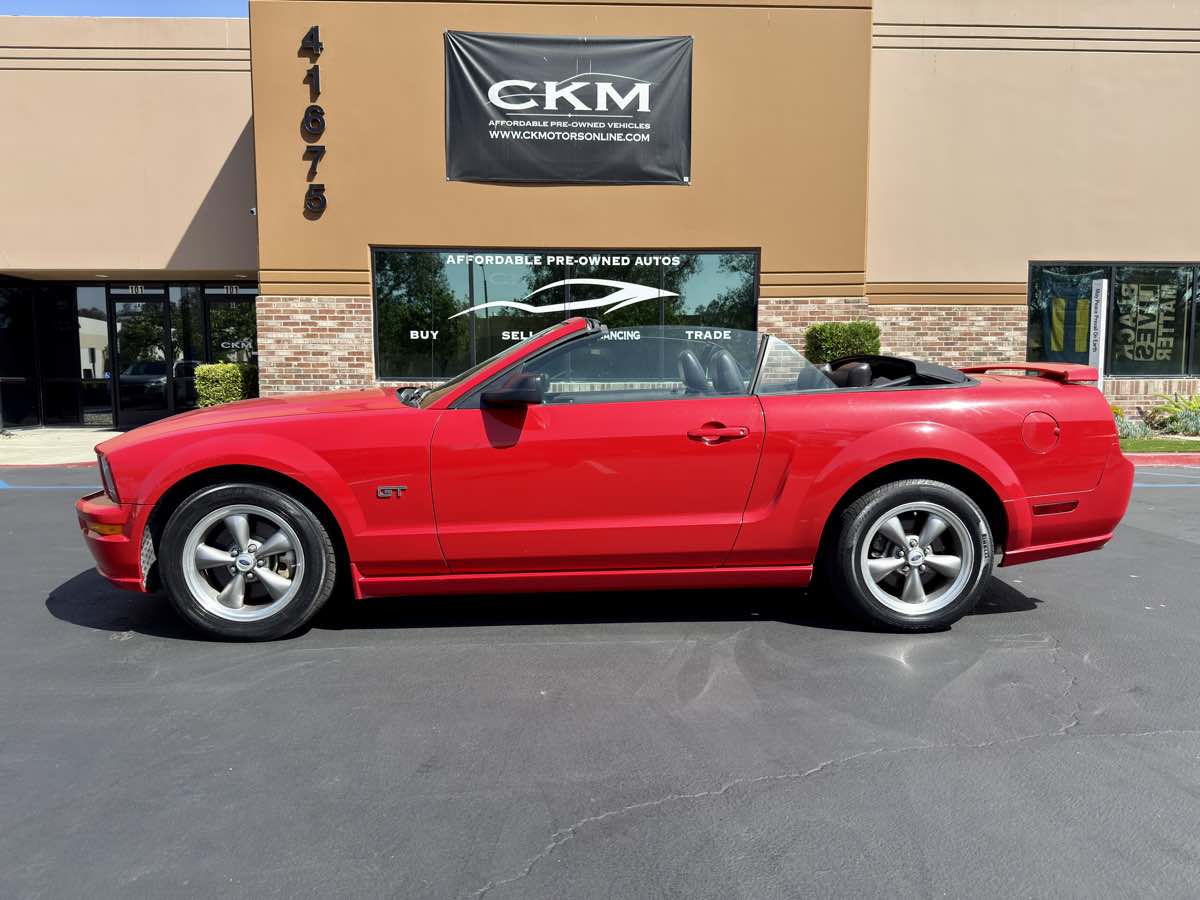 2005 Ford Mustang GT Deluxe photo 27