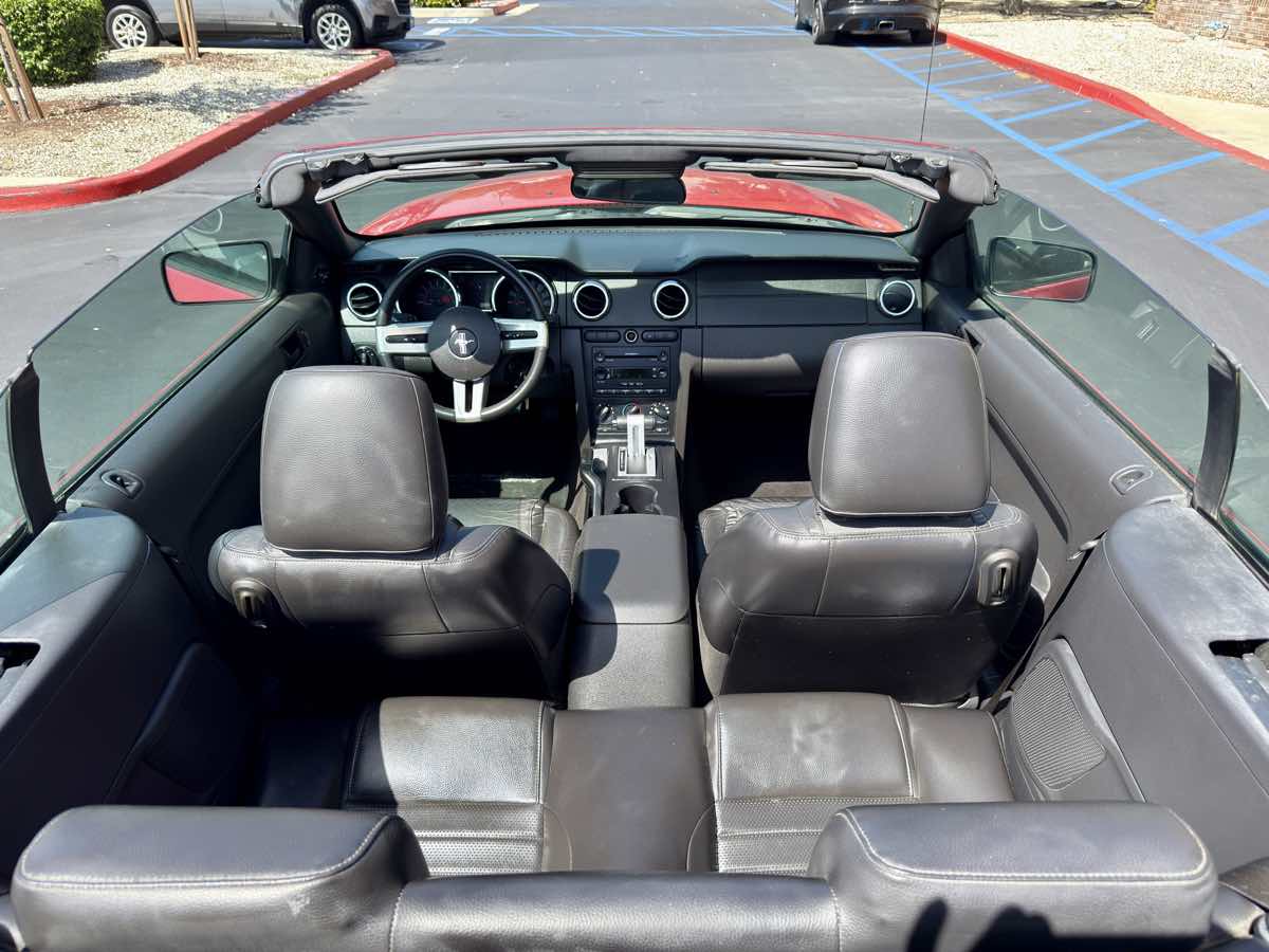 2005 Ford Mustang GT Deluxe photo 28