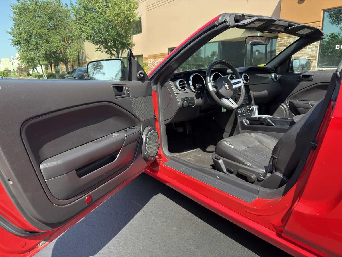 2005 Ford Mustang GT Deluxe photo 29