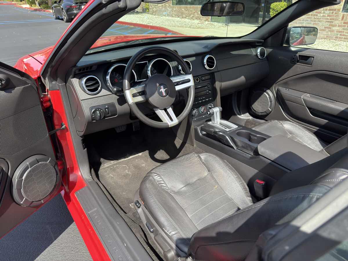 2005 Ford Mustang GT Deluxe photo 31