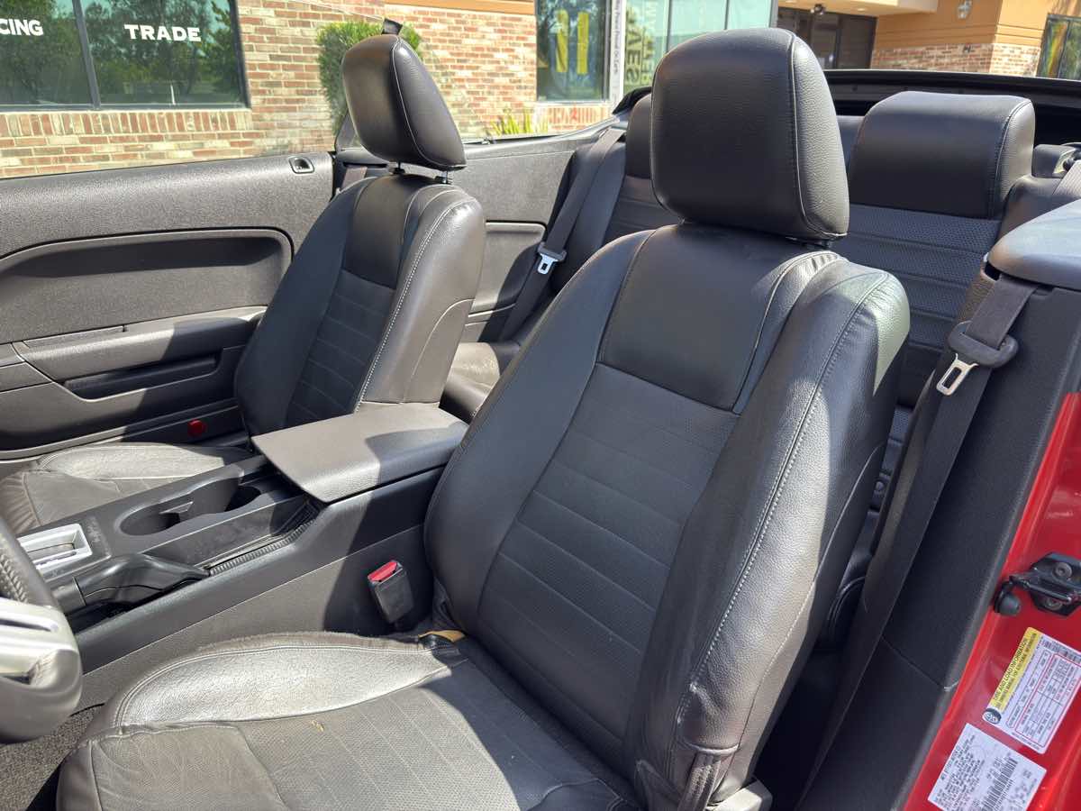 2005 Ford Mustang GT Deluxe photo 32