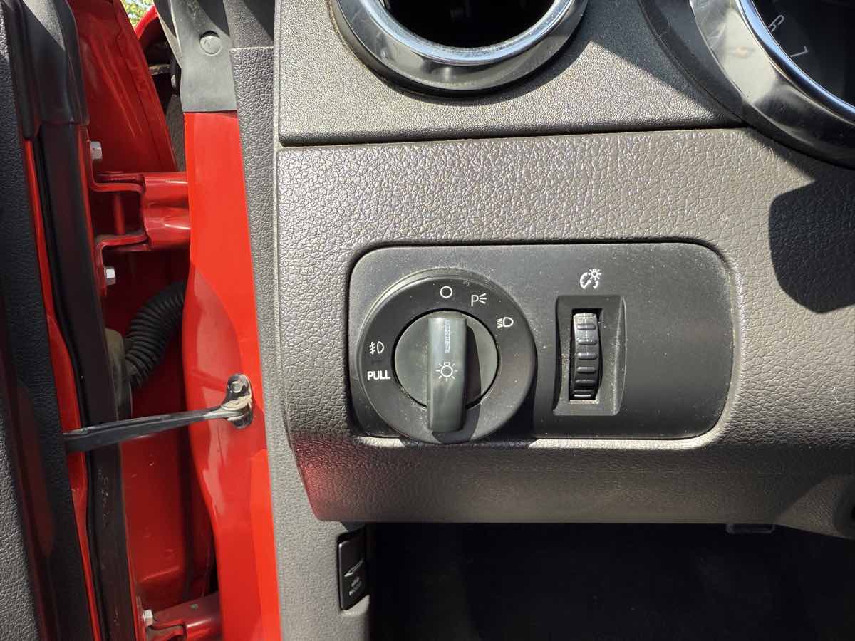 2005 Ford Mustang GT Deluxe photo 34
