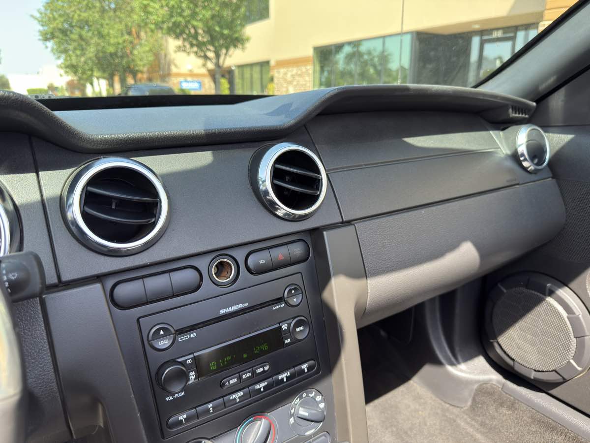 2005 Ford Mustang GT Deluxe - Photo 36