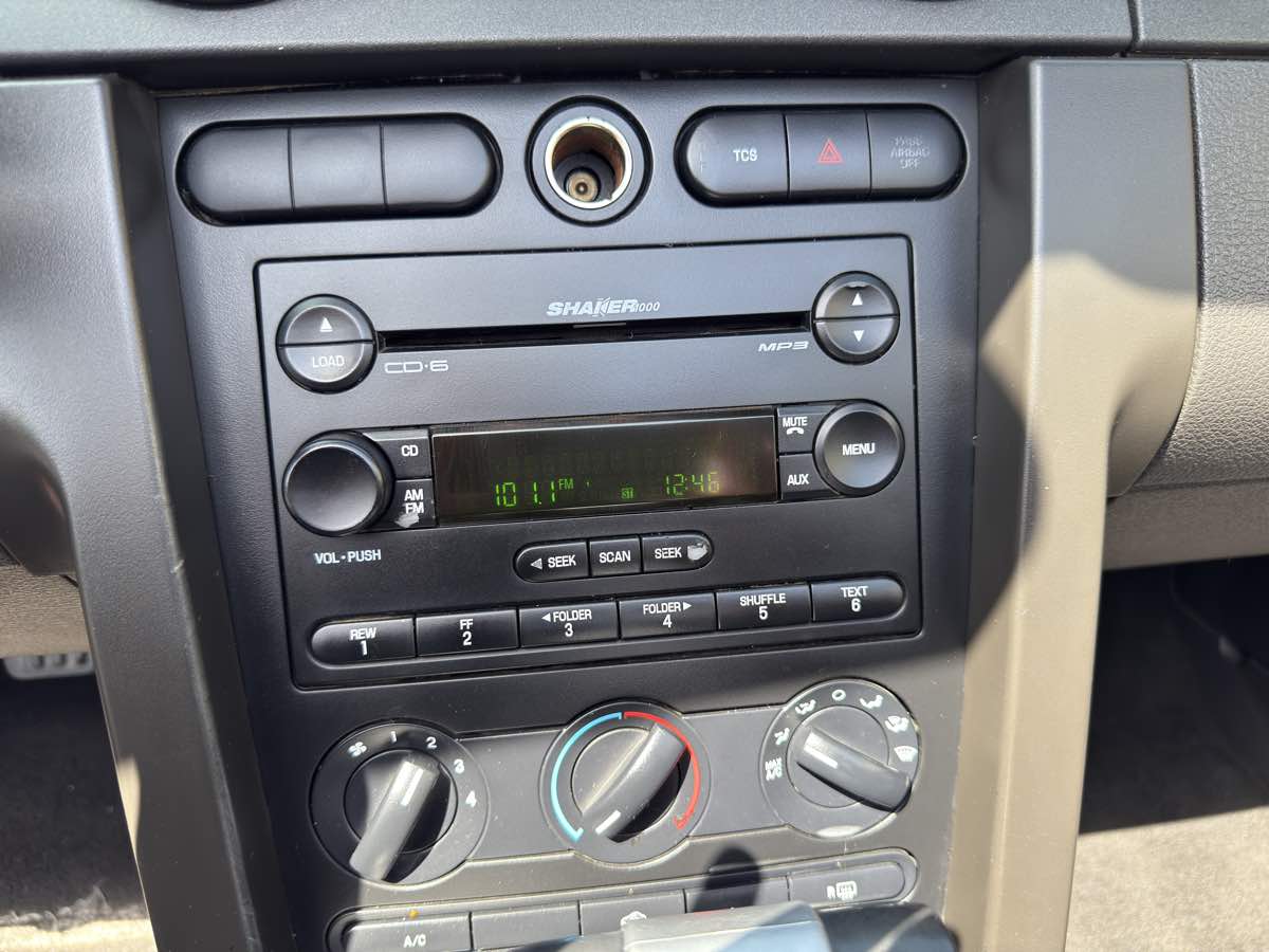 2005 Ford Mustang GT Deluxe - Photo 37