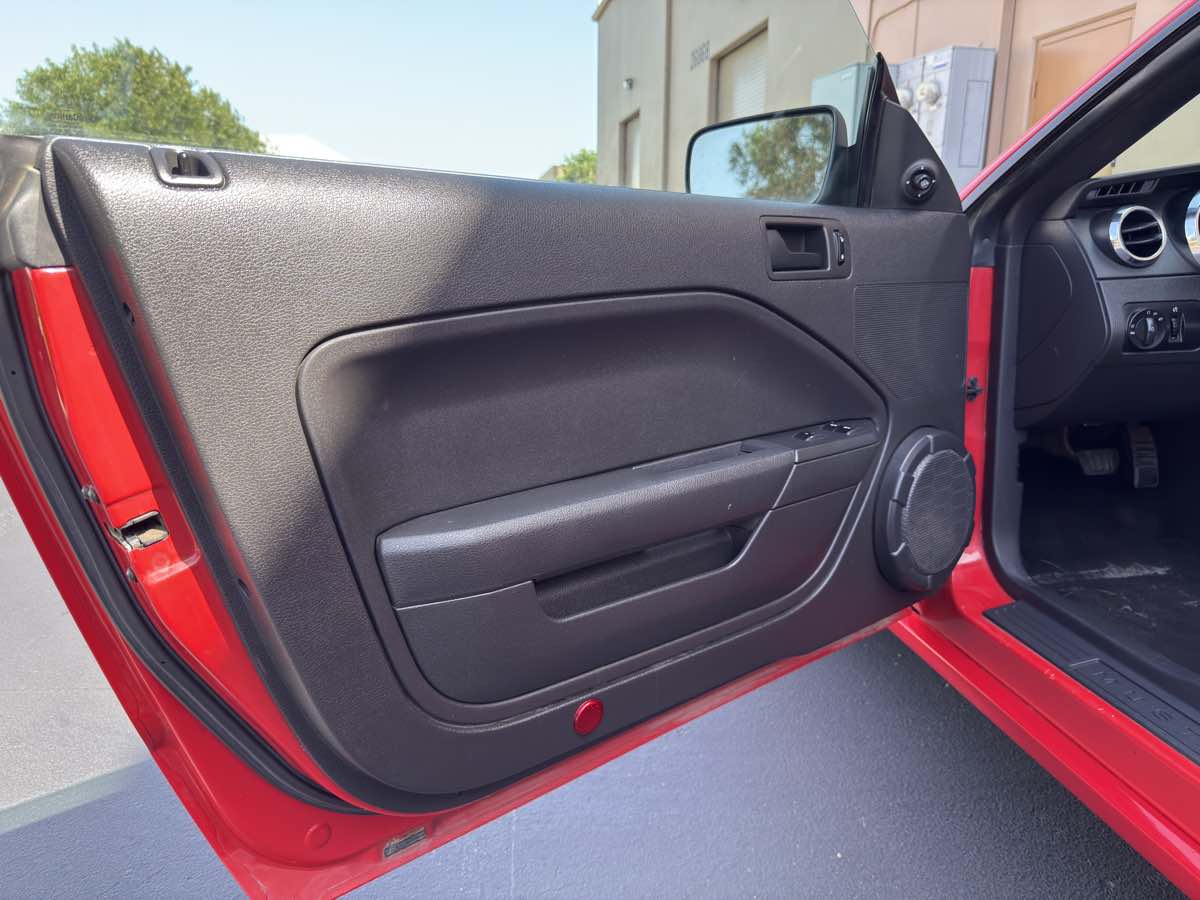 2005 Ford Mustang GT Deluxe - Photo 39