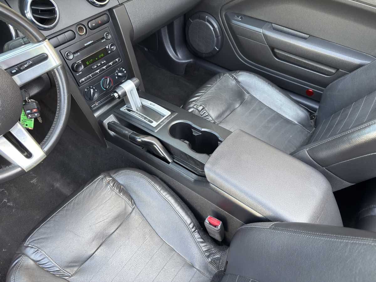2005 Ford Mustang GT Deluxe photo 40