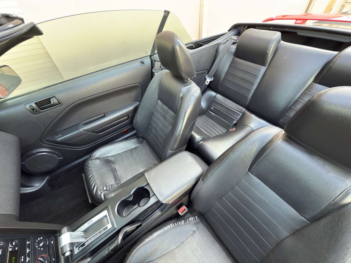 2005 Ford Mustang GT Deluxe photo 41