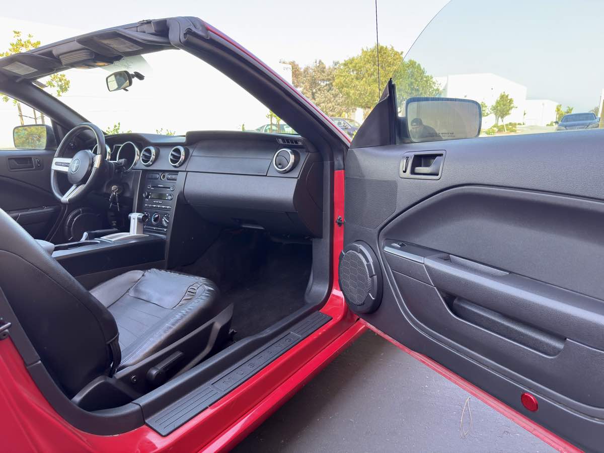 2005 Ford Mustang GT Deluxe photo 42