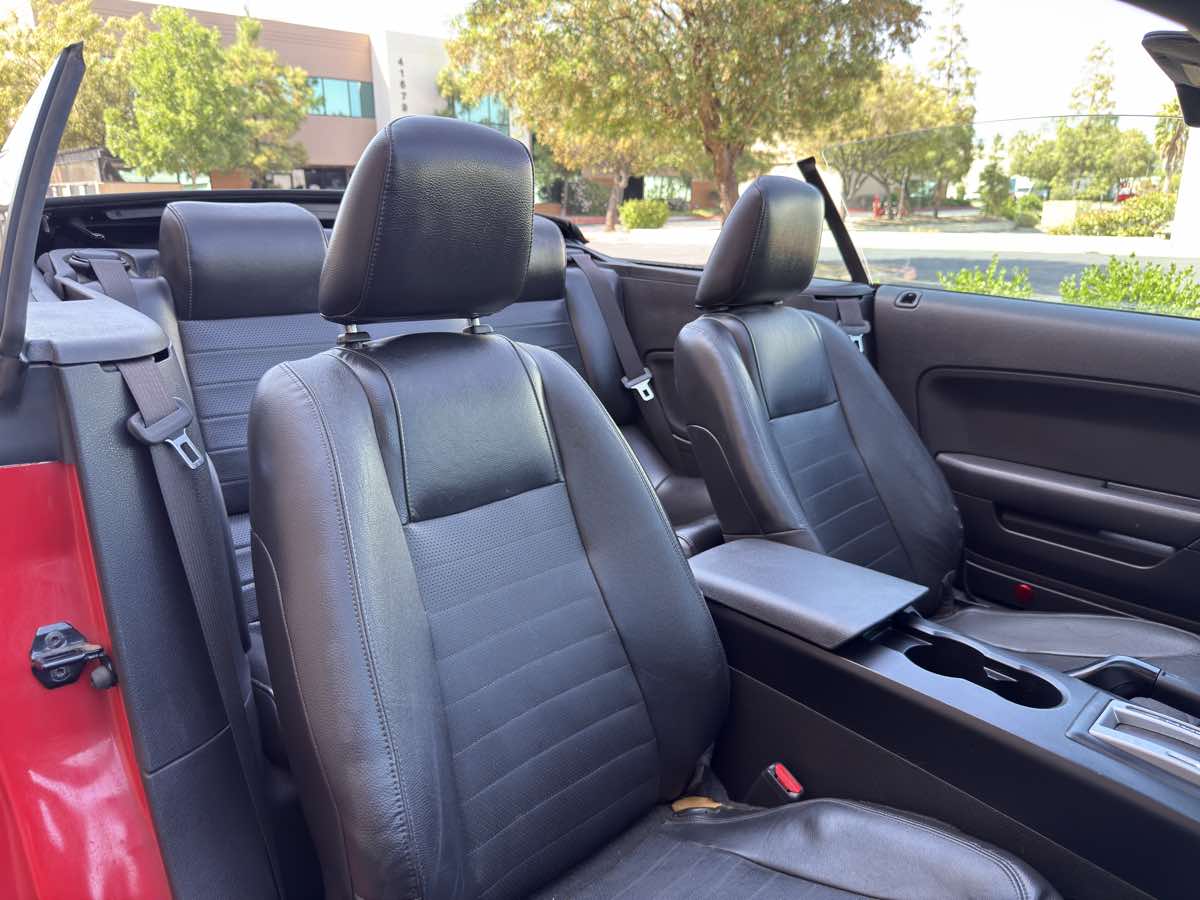 2005 Ford Mustang GT Deluxe photo 45