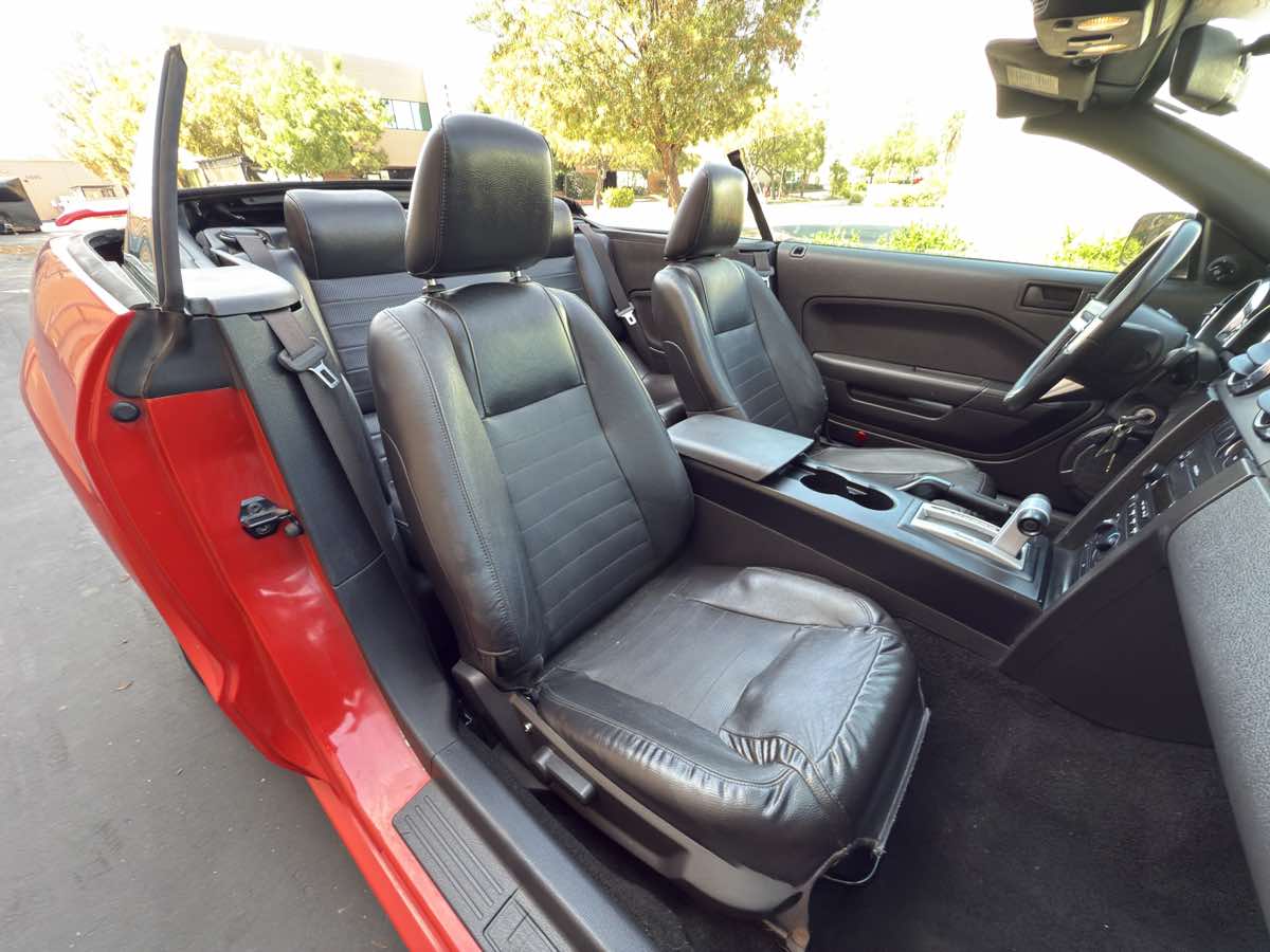 2005 Ford Mustang GT Deluxe photo 46