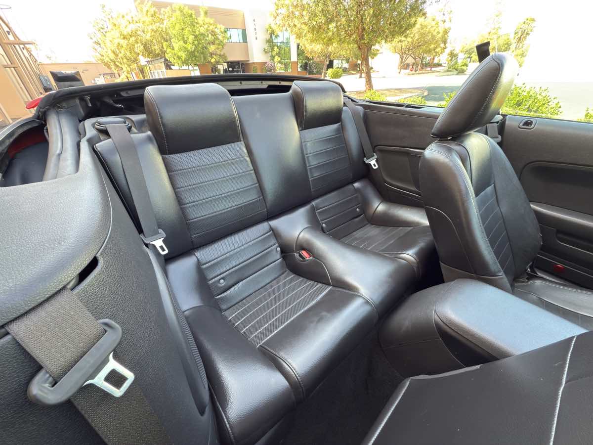 2005 Ford Mustang GT Deluxe photo 47