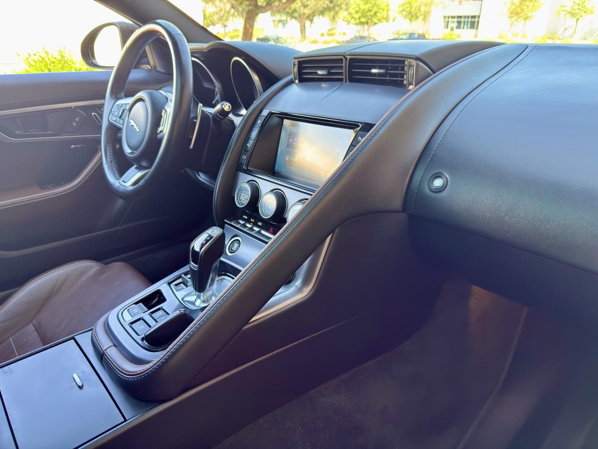 2018 Jaguar F-TYPE Base photo 59