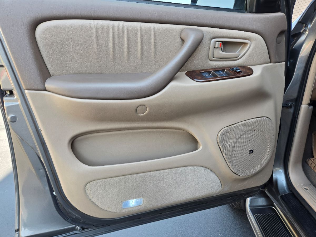 2004 Toyota Sequoia Limited photo 23