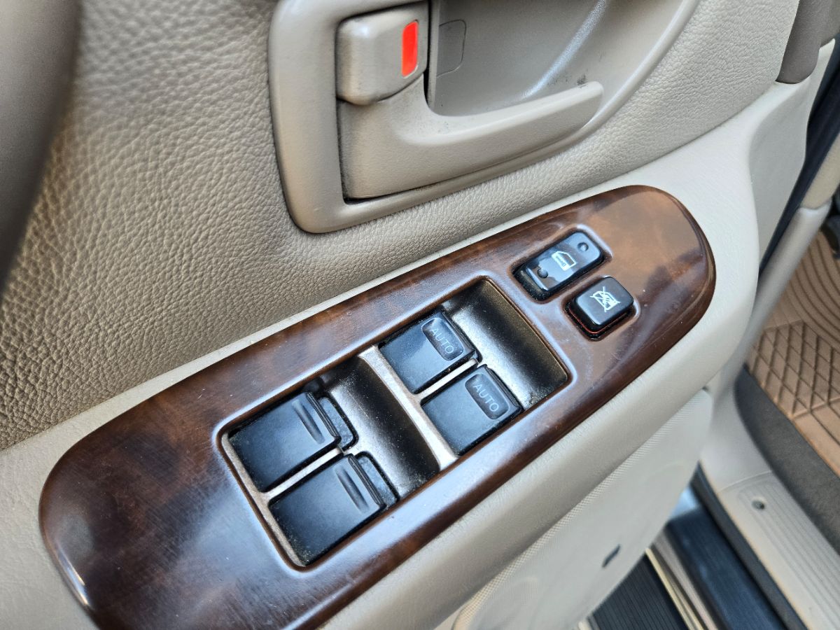 2004 Toyota Sequoia Limited photo 24