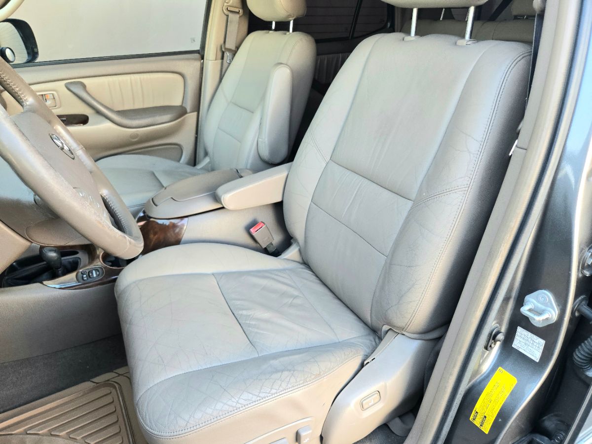 2004 Toyota Sequoia Limited photo 26