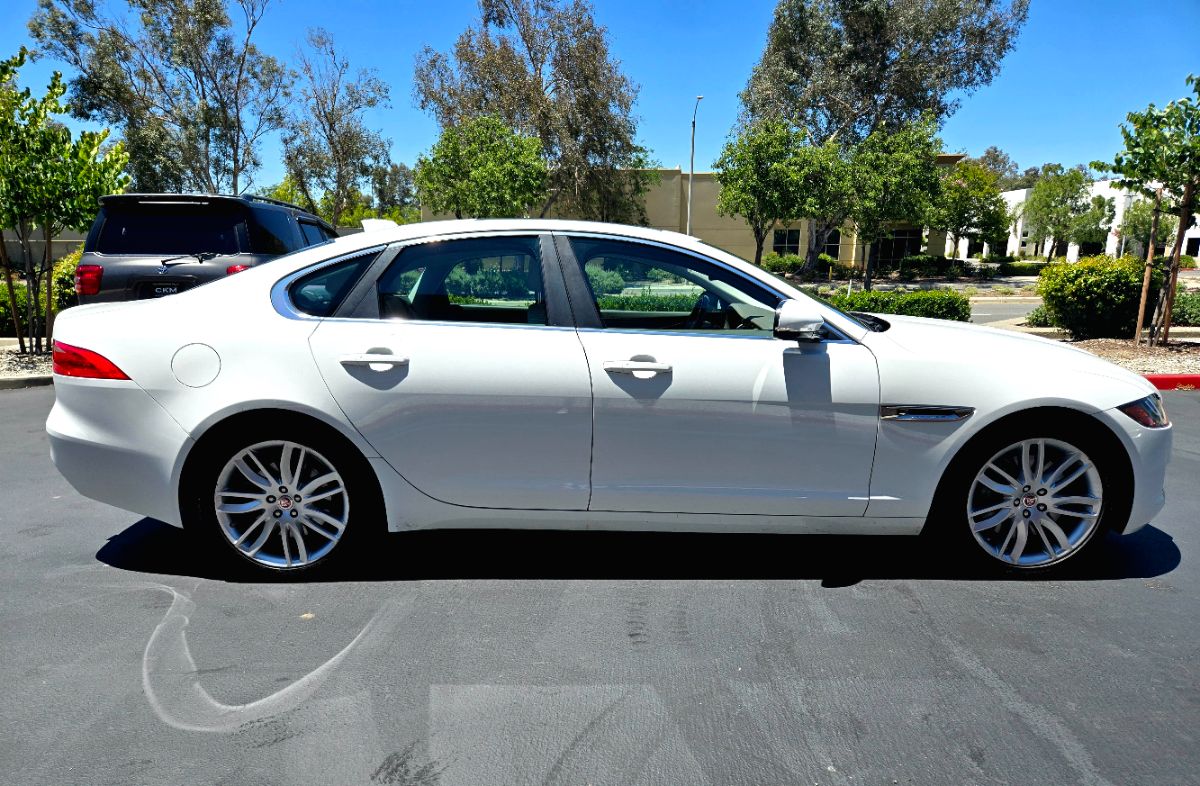 2016 Jaguar XF 35t Prestige photo 6