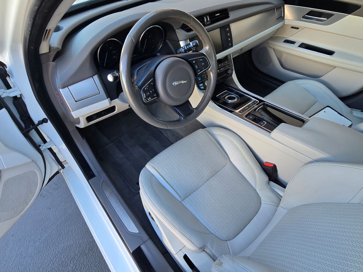 2016 Jaguar XF 35t Prestige photo 16
