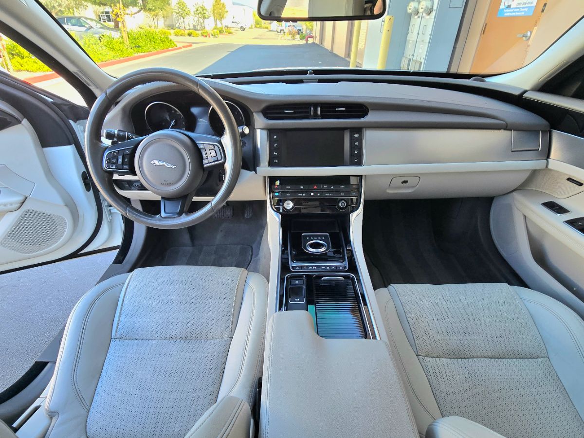 2016 Jaguar XF 35t Prestige photo 17