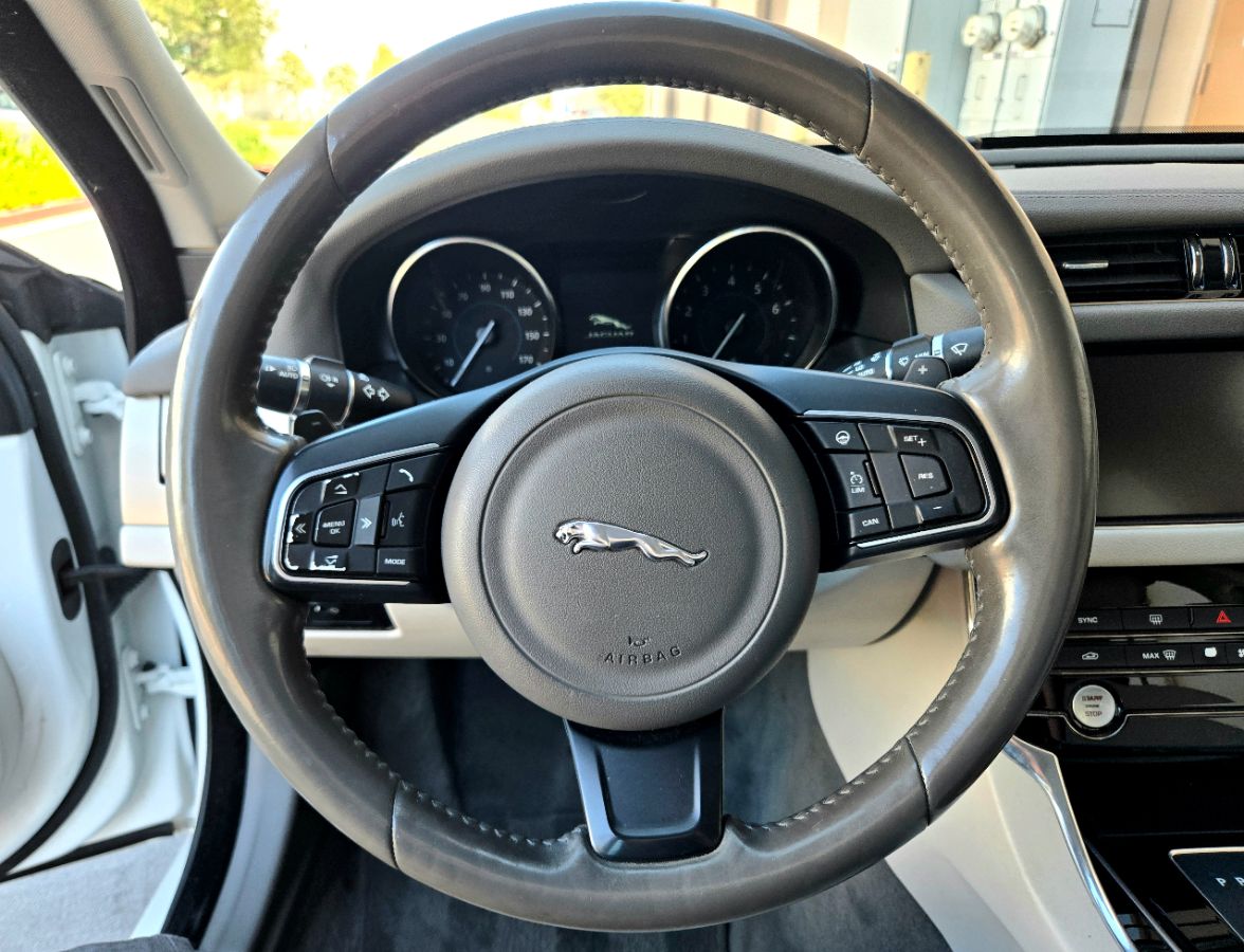 2016 Jaguar XF 35t Prestige photo 18