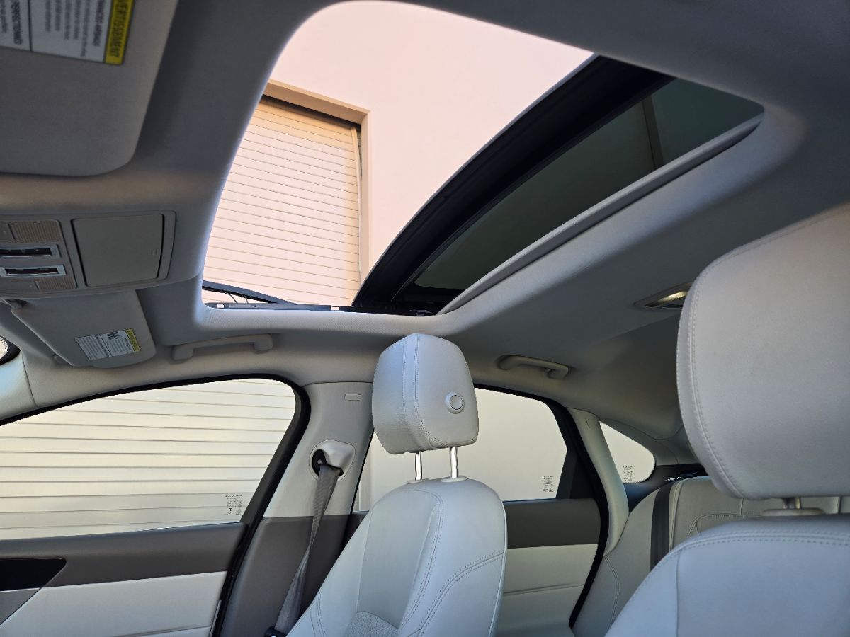 2016 Jaguar XF 35t Prestige photo 25