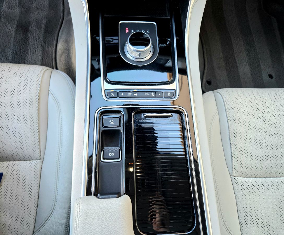 2016 Jaguar XF 35t Prestige photo 27