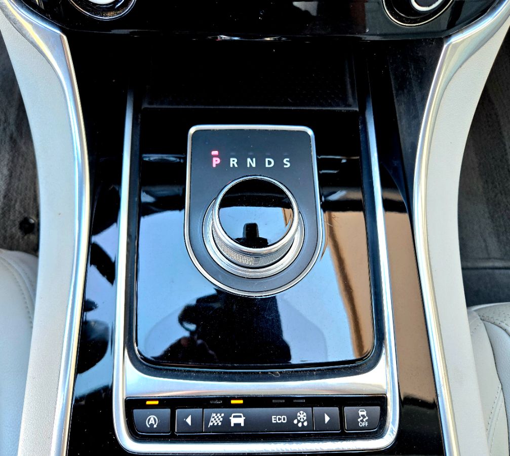 2016 Jaguar XF 35t Prestige photo 28