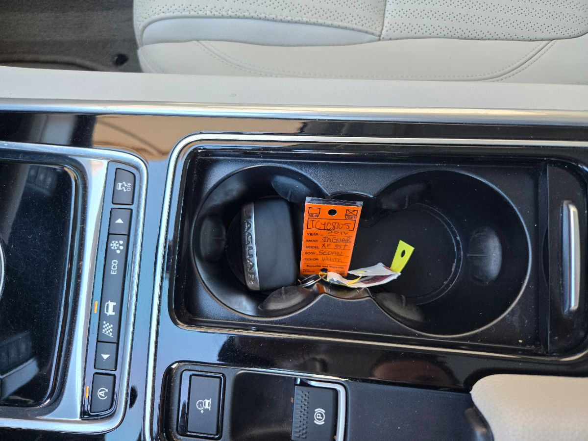 2016 Jaguar XF 35t Prestige photo 34