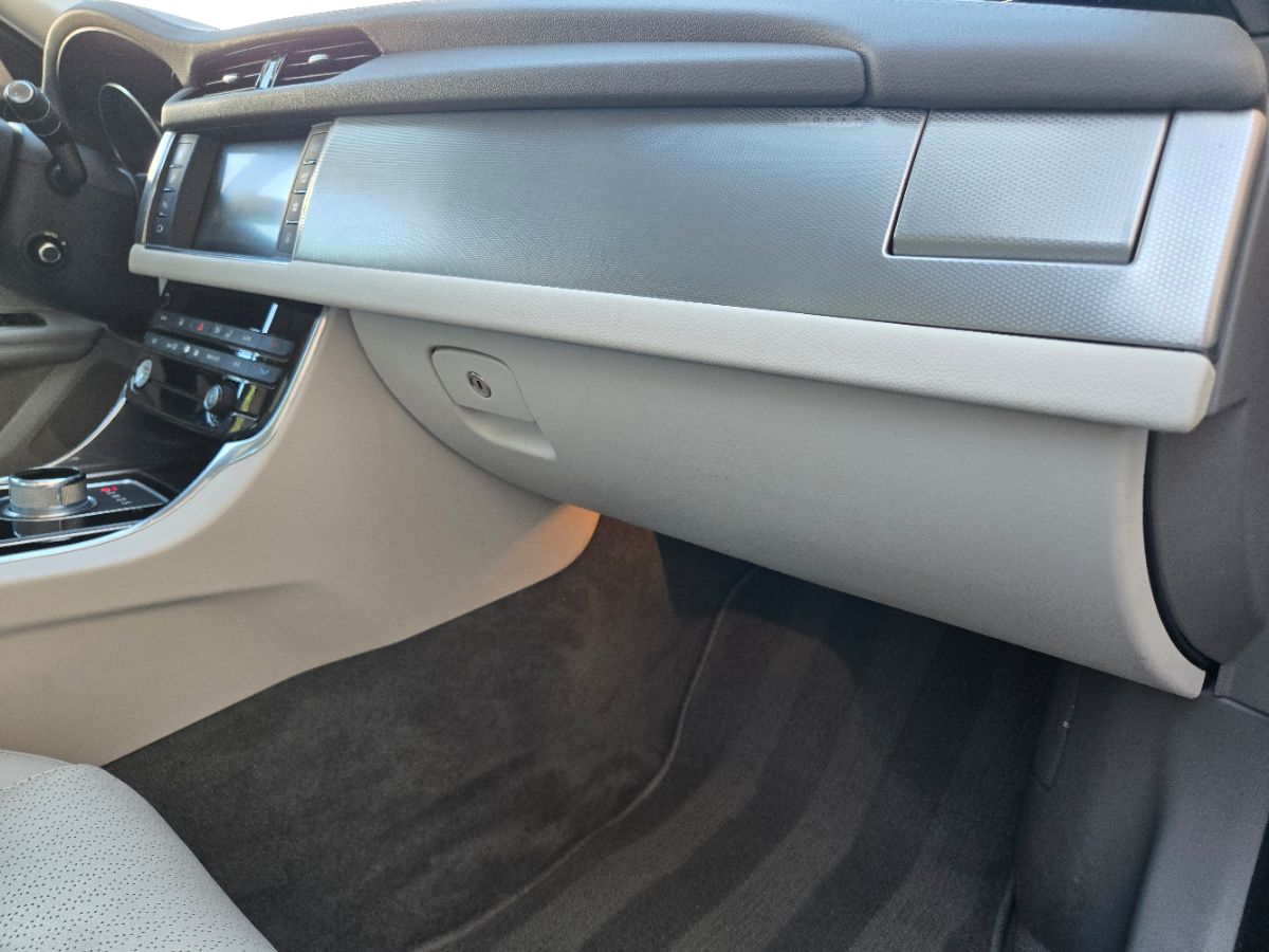 2016 Jaguar XF 35t Prestige photo 37