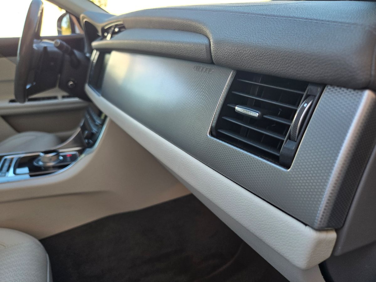 2016 Jaguar XF 35t Prestige photo 39