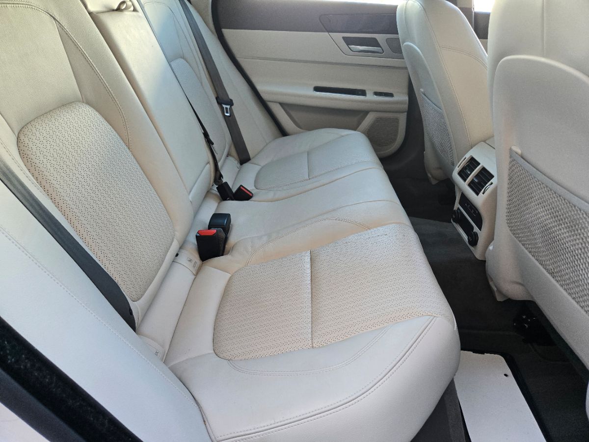 2016 Jaguar XF 35t Prestige photo 44