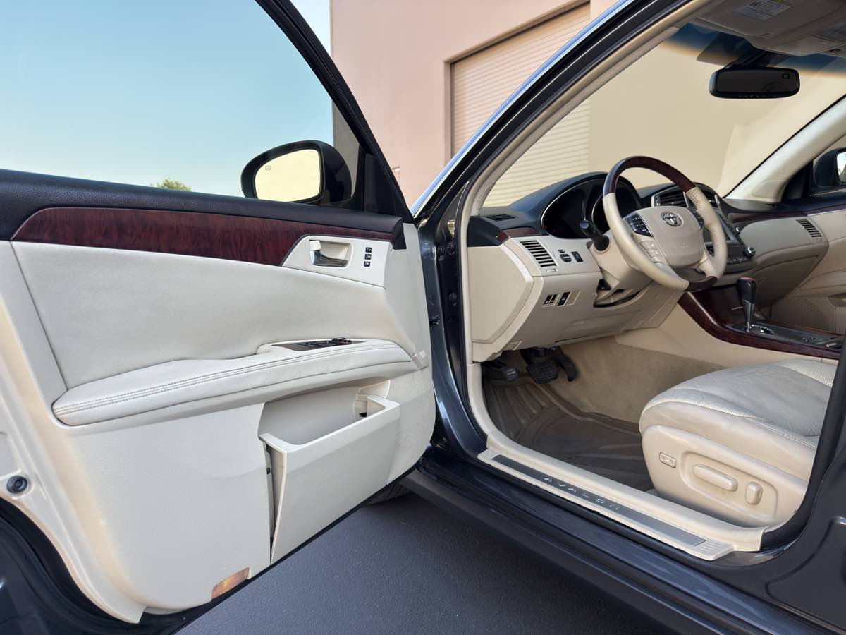 2011 Toyota Avalon photo 34